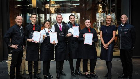 Laurent Baron (expert et formateur café , à g.) et Anne Richard Bellanger (directrice générale de Cafés Richard, 2e en partant de la droite), entourent le quatuor gagnant.